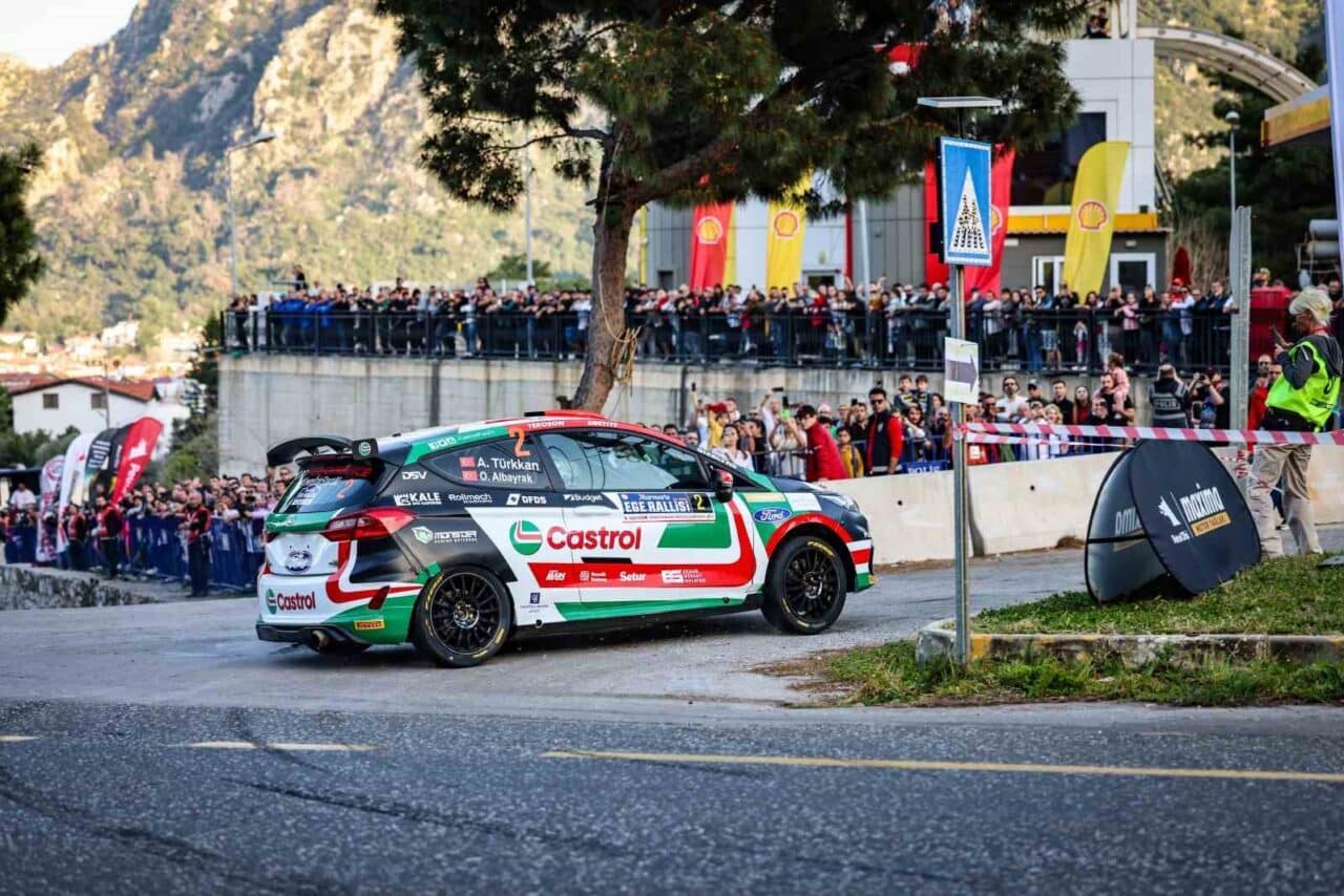 Marmaris Ege Rallisi’nin ikinci gününde, Team Petrol Ofisi'nin Kerem Kazaz-Corentin