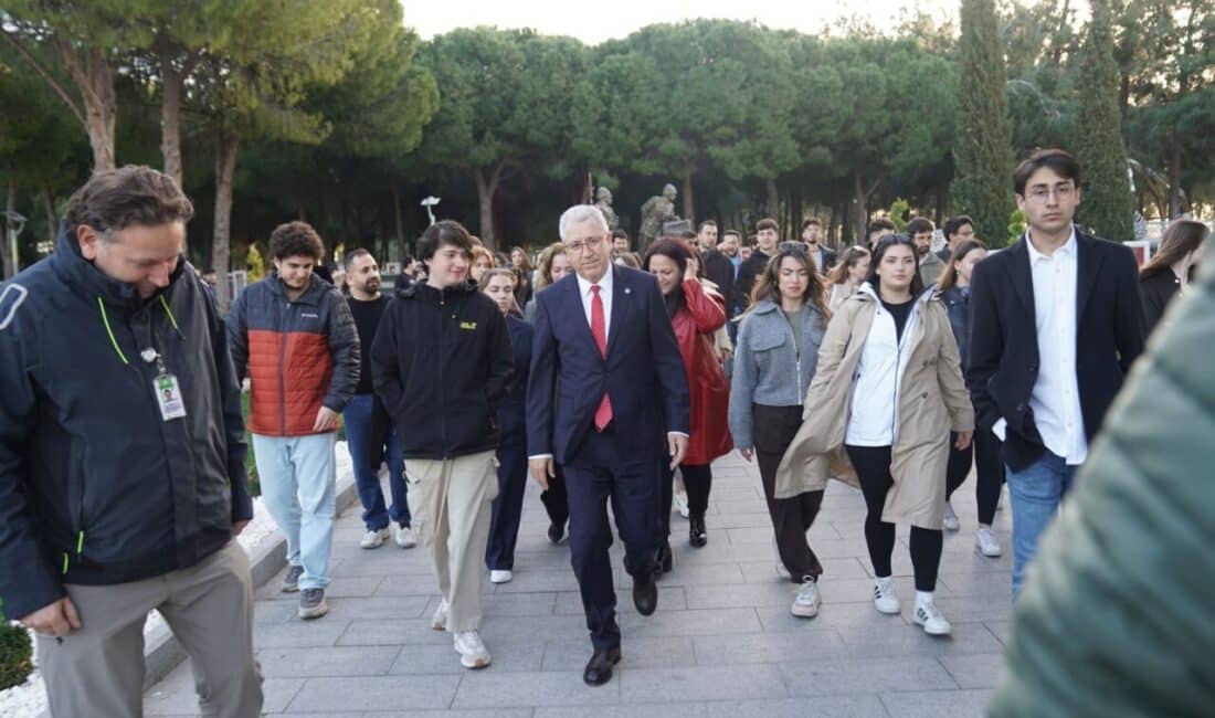 Ege Üniversitesi Rektörü Prof. Dr. Necdet Budak liderliğindeki öğrenciler, Çanakkale