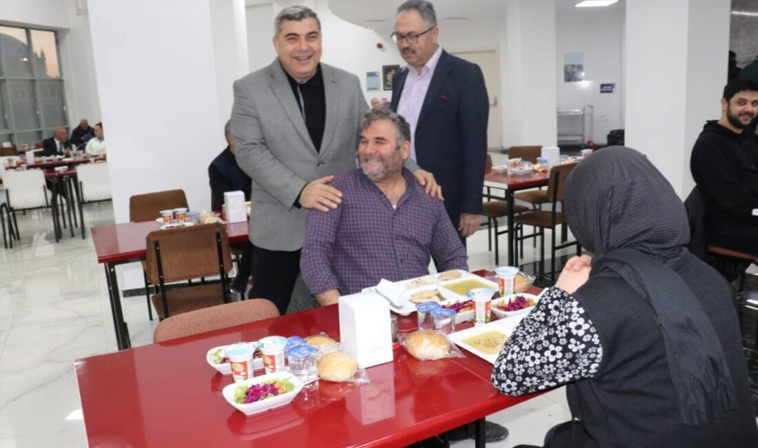 Afyonkarahisar’da Geleneksel İftar Programında Eğitim Ailesi Bir Araya Geldi Afyonkarahisar İl Milli Eğitim Müdürü Miraç Sünnetci, eğitim müfettişleri ve