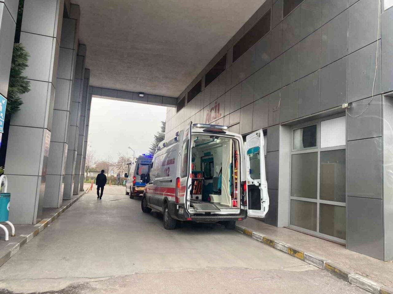 Kocaeli'nin Derince ilçesinde A.M.U. (74), el frenini çekmeyi unutarak aracını