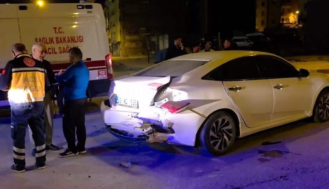 Elazığ'da Cahit Dalokay Caddesi'nde iki otomobilin çarpışması sonucu 2 kişi