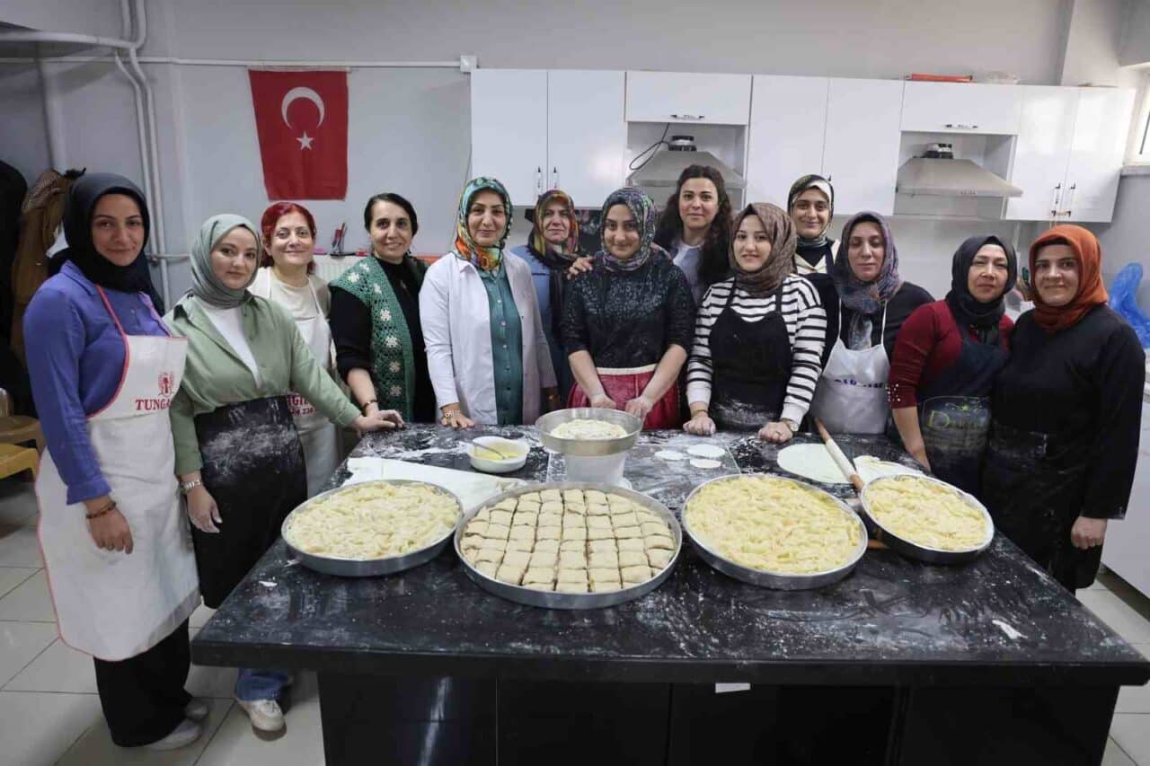 Elazığ'daki aşçılık kurslarına katılan kadınlar, öğrenim süreçlerinin yanı sıra Ramazan