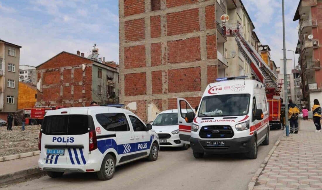 Elazığ’da 5 katlı binanın 4. katındaki yangın itfaiye tarafından söndürüldü. Elazığ'ın Sarayatik Mahallesi'nde 5 katlı bir binanın 4'üncü katında çıkan