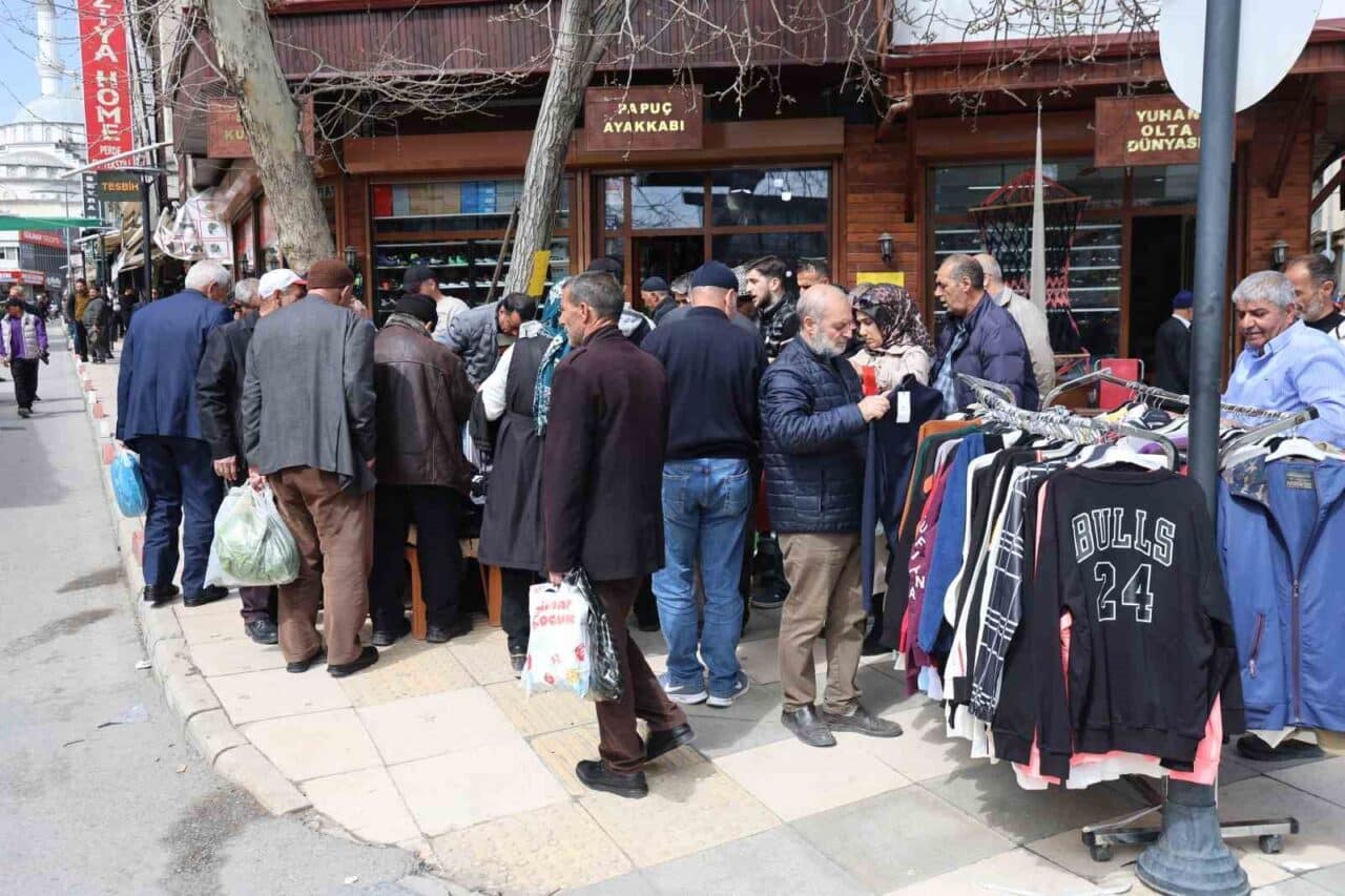 Elazığ'da Ramazan Bayramı öncesi Saray Camii altında giyim sektörü büyük