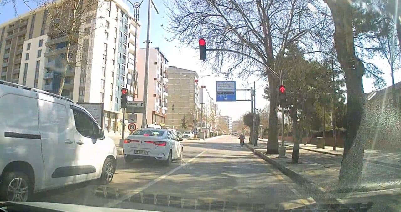 Elazığ'da Zübeyde Hanım Caddesi'nde bir motosiklet sürücüsü, kırmızı ışıkta geçerek