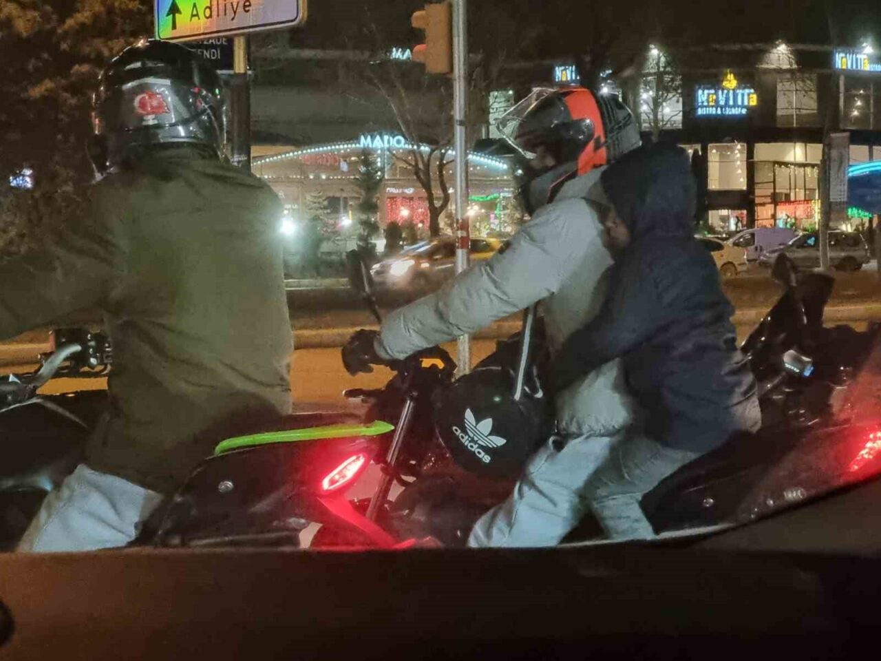 Elazığ'da Hazar Dağlı Kavşağı'nda, kasksız bir çocuk motosiklet arkasında yolculuk