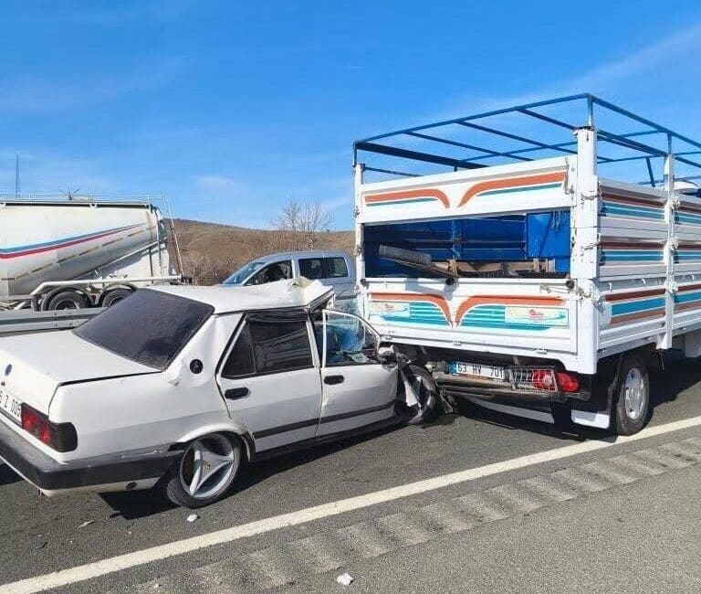 Elazığ-Bingöl Karayolu’nda Trafik Kazası: 2 Yaralı! Elazığ-Bingöl karayolunda gerçekleşen kazada, 35 Z 0050 plakalı otomobil 63