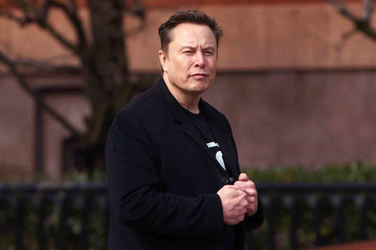 Elon Musk, Starlink'in Ukrayna için kritik olduğunu belirten Radoslaw Sikorski'ye