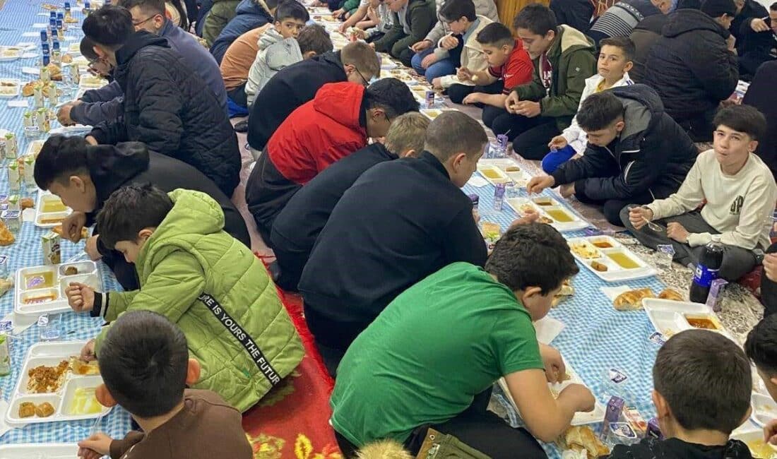 Emet’te Ramazan’da Çocuk İftarında Renkli Anlar Yaşandı Emet ilçesindeki Merkez Akpınar Camii, Ramazan ayında geleneksel çocuk iftarı