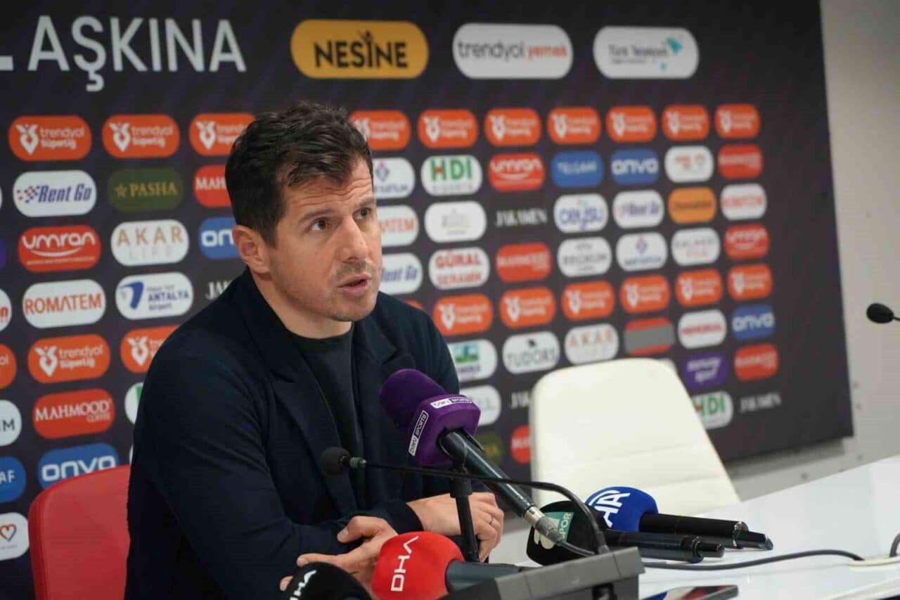 Antalyaspor Teknik Direktörü Emre Belözoğlu, Alanyaspor'u 2-1 yenerek 36 puana