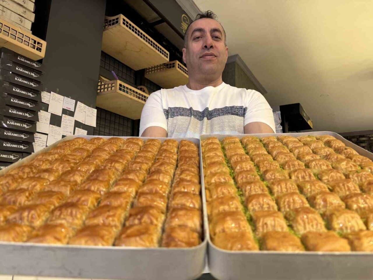 Düzce'de baklava ustası Feyim Özkan, Ramazan Bayramı tatlıları için evde