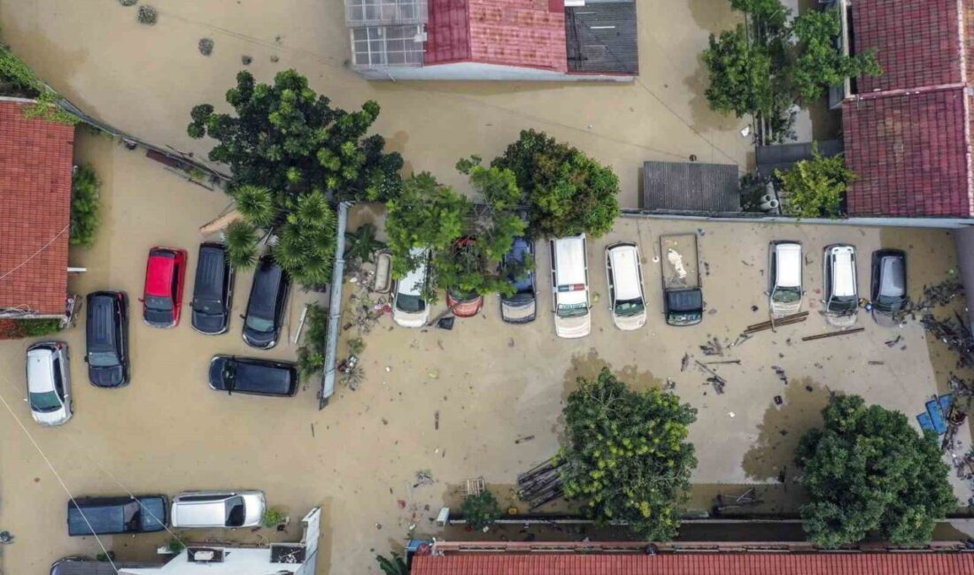Jakarta’da Yağışlar Nedeniyle Sel Felaketi: 1,229 Kişi Tahliye Edildi Endonezya'nın Jakarta kentinde etkili olan şiddetli yağışlar, Ciliwung Nehri'nin taşmasına