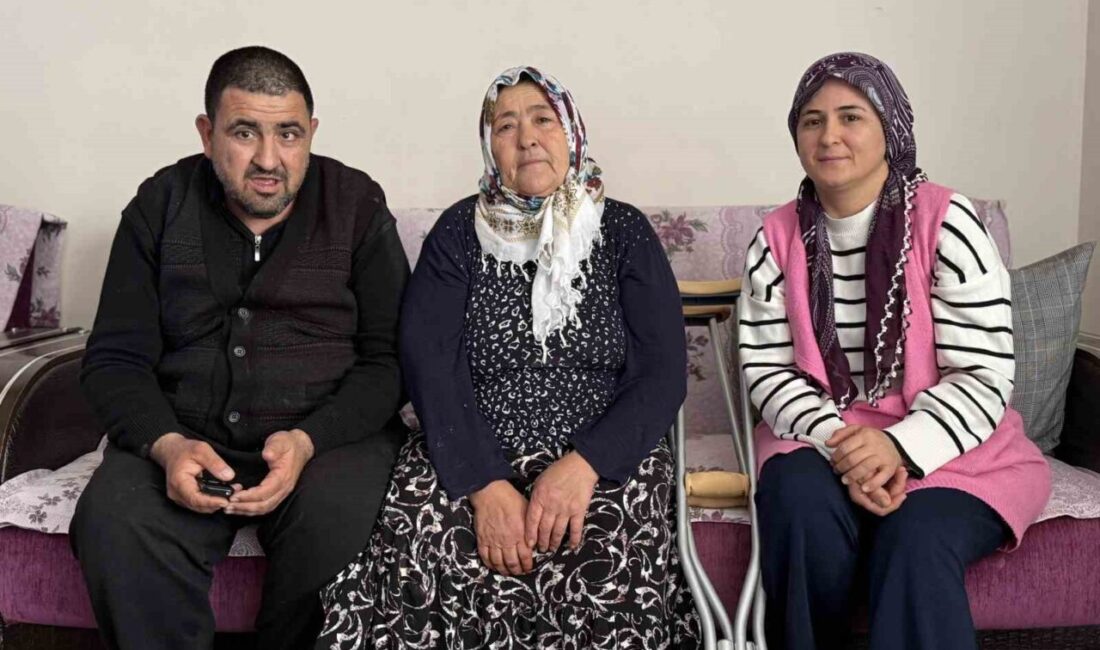 Mersin’de Engelli Anne ve Oğlu Zor Şartlar Altında Hayata Tutunuyor Mersin'de 61 yaşındaki bedensel engelli Arzu Çadırcı, zihinsel engelli oğlu