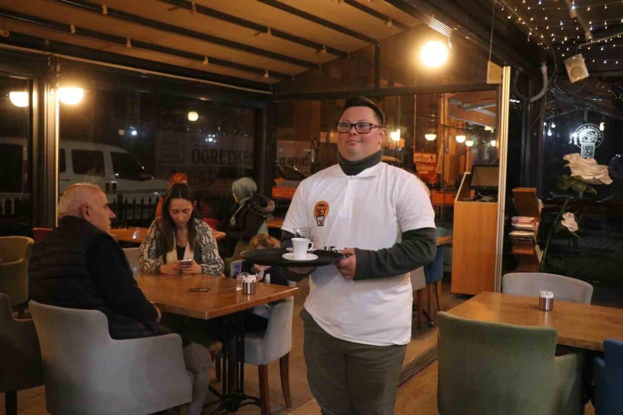 Sakarya'nın Adapazarı ilçesinde 2015 yılında açılan "Engelsiz Kafe", tamamı engelli