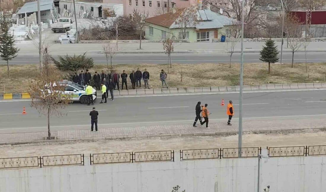 Van’ın Erciş İlçesinde Tıra Çarpan Otomobilde Bir Kişi Yaralandı Van'ın Erciş ilçesinde, bir Fiat Tempra otomobilin yabancı uyruklu bir