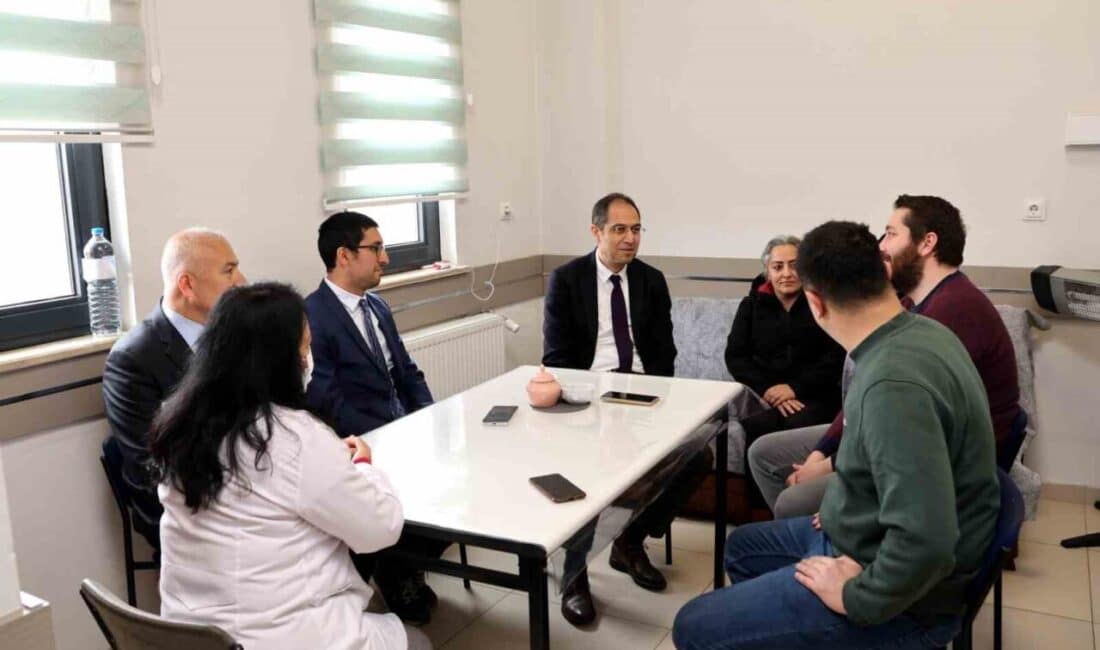İl Sağlık Müdürü Dr. Mehmet Erşan, Sarız Devlet Hastanesi’ni ziyaret ederek sağlık personeliyle istişarelerde bulundu. Dr. Mehmet Erşan, Sarız İlçe Devlet Hastanesi'ni ziyaret ederek, hastane