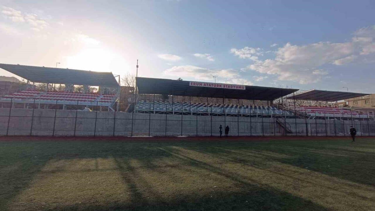 Siirt'in Eruh ilçesindeki Atatürk Stadyumu, 480 kişilik yeni tribünüyle hizmete