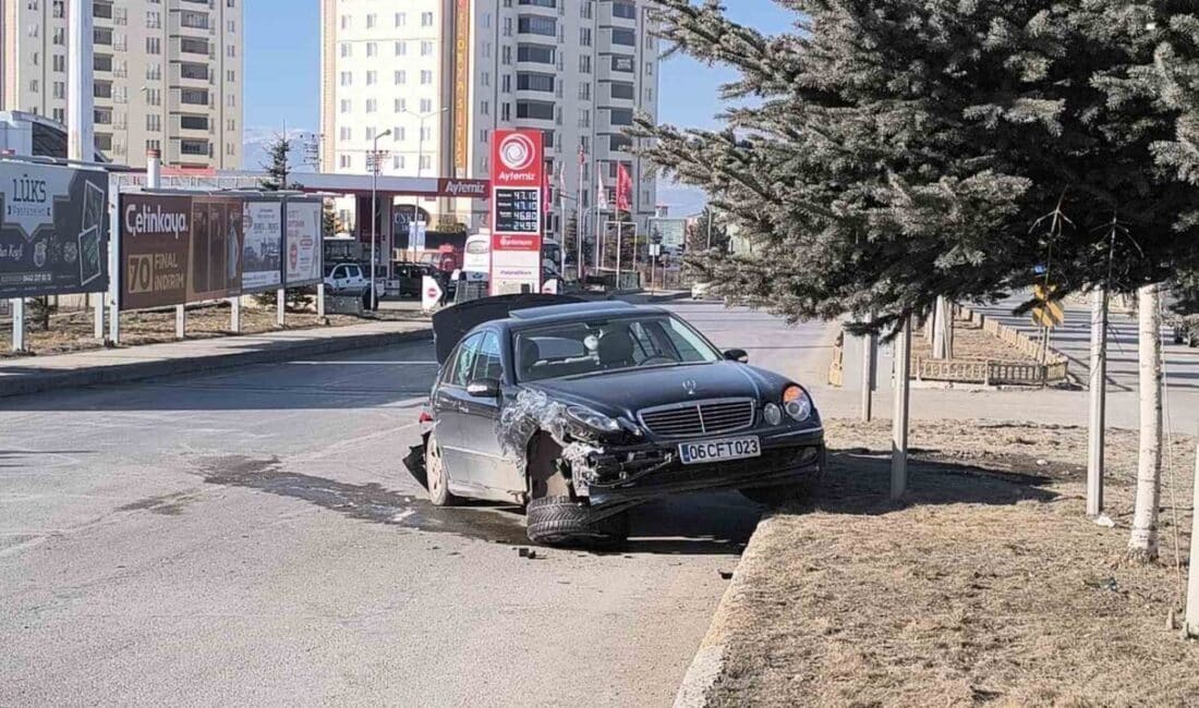 Erzurum’da otomobil ile ticari aracın çarpıştığı trafik kazasında 2 kişi yaralandı. Erzurum'un Palandöken ilçesinde meydana gelen trafik kazasında, bir otomobil kavşakta