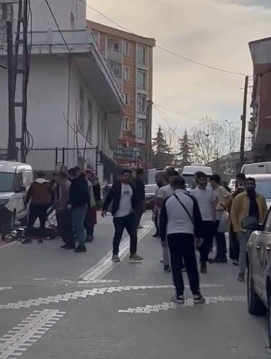 Esenyurt'ta yabancı uyruklular arasında çıkan kavgada, motosikletli bir kişi kavgaya