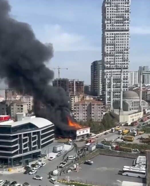 Esenyurt’taki Samsun Kültür Evi’nde Yangın Çıktı, İtfaiye Ekiplerinin Çabalarıyla Söndürüldü Esenyurt'taki Samsun Kültür Evi'nde meydana gelen yangın, bilinmeyen bir sebeple