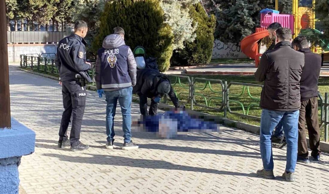 Eskişehir’de Sokakta Hareket Halinde Bulunan Bir Erkek Cesedi İnceleniyor Eskişehir Yenibağlar Mahallesi'nde bir parkın yakınında H.K. isimli 54 yaşındaki