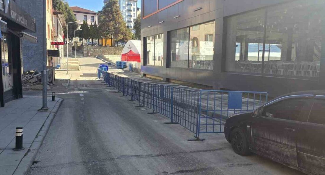 Bilecik’te Ramazan Çadırına Giden Yolların Barikatlarla Kapatılması Esnafı Zora Soktu Bilecik'te belediye tarafından Ramazan ayı için kurulan çadır alanına ulaşım