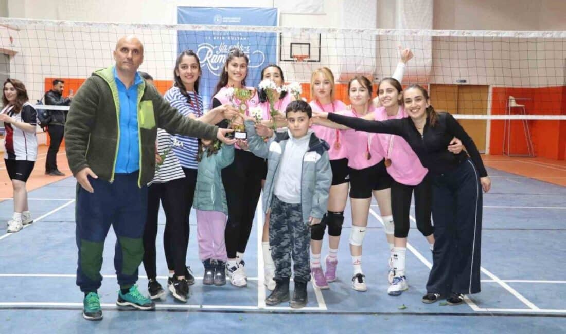 Hakkari’de Evinin Sultanları Voleybol Turnuvası, büyük bir coşkuyla tamamlandı. Hakkari'de gerçekleştirilen Evinin Sultanları Voleybol Turnuvası, 6 takımdan 36 kadın