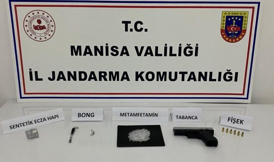Manisa’da Jandarma, Uyuşturucu ve Ruhsatsız Silah Ele Geçirdi, Şüpheli Gözaltına Alındı Manisa’nın Yunusemre ilçesinde jandarma, R.K. (33) adlı bir şüphelinin evinde