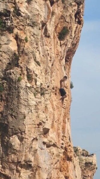 Antalya'nın Konyaaltı ilçesindeki falezlerden 15 metre yükseklikten denize atlayan bir