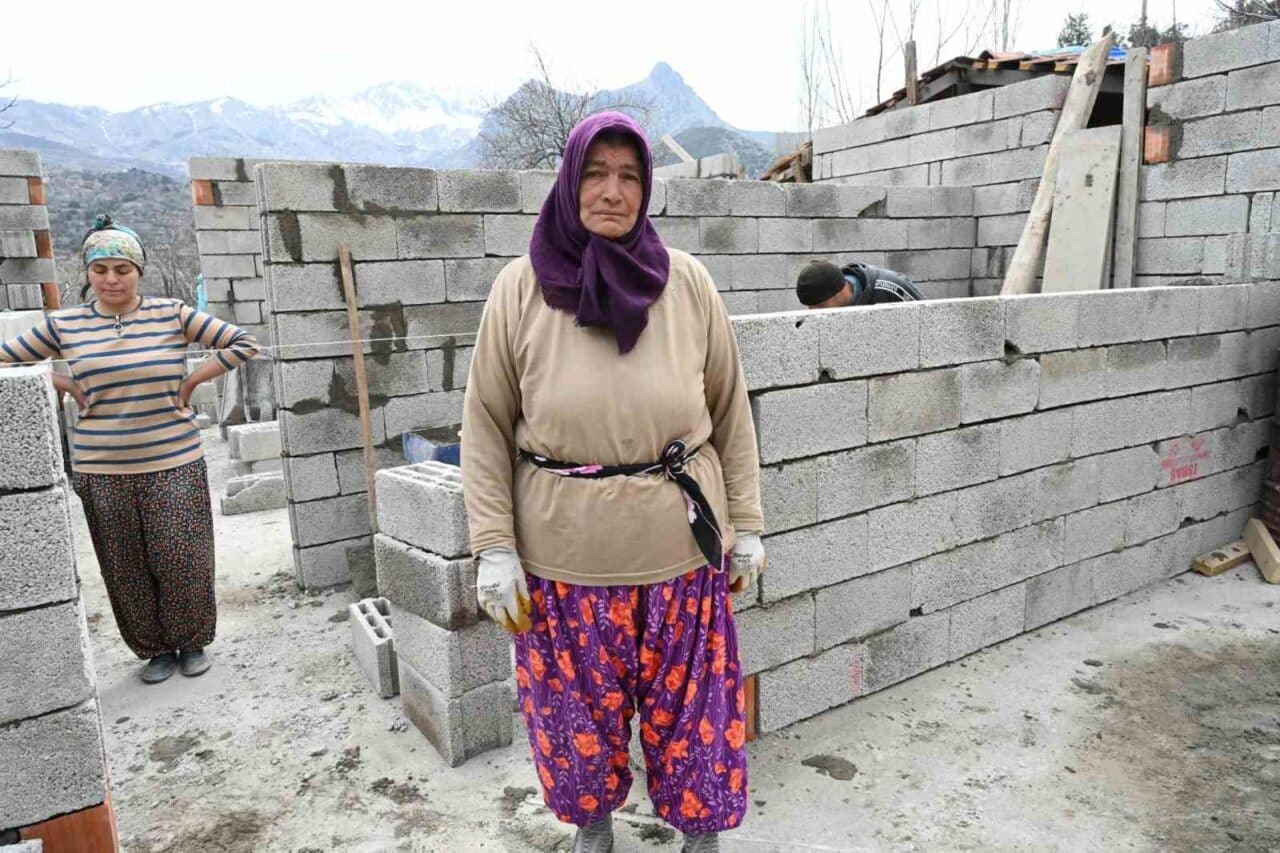 Isparta'nın Direkli köyünde yaşayan 64 yaşındaki Fatma Sel’in kerpiç evi