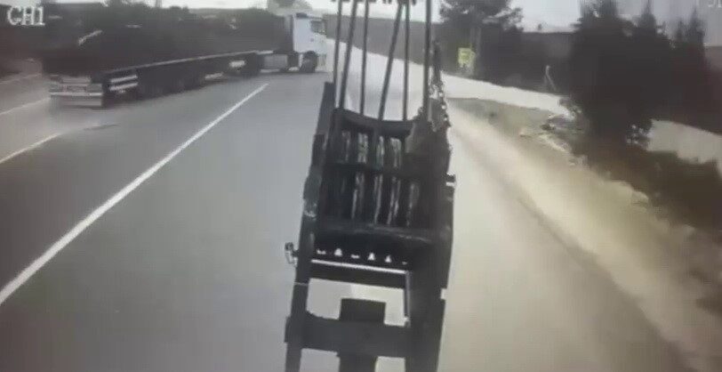 Adıyaman’da Tır Ve Vinç Çarpıştı: 1 Kişi Hayatını Kaybetti, Kaza Anı Kamerada! Adıyaman-Kahta kara yolunda 28 Şubat'ta meydana gelen kazada, vinçle tır