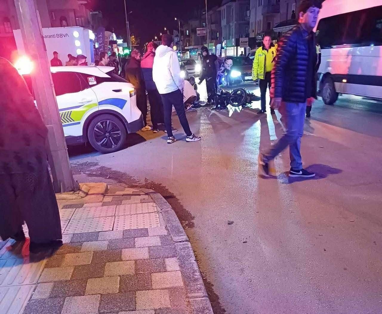 Muğla'nın Fethiye ilçesinde, kamyonetin iki motosiklete çarpması sonucu 17 yaşındaki