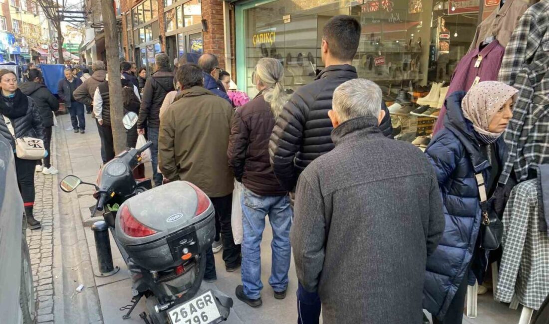 Eskişehir’de Ramazan’ın İlk Gününde Vatandaşlar Pide İçin Fırın Önlerinde Uzun Kuyruklar Oluşturdu Eskişehir'de Ramazan Ayı'nın başlangıcıyla pide almak isteyen vatandaşlar, fırınlar önünde