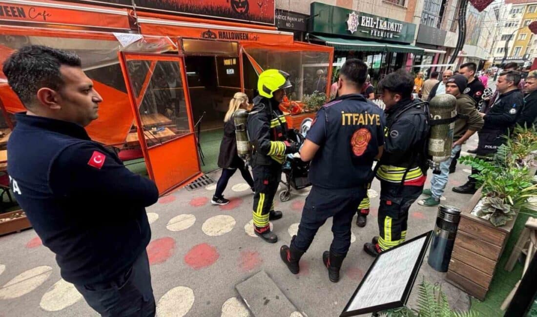 Bolu’daki kafede fritöz kaynaklı yangın çıktı, mutfakta hasar oluştu. Bolu'daki bir kafede fritözün alev alması sonucu mutfakta yangın çıktı.