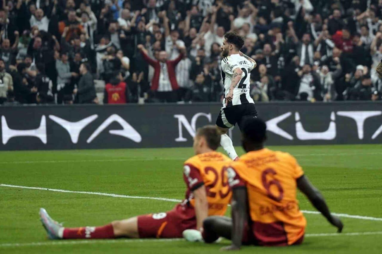 Galatasaray, Beşiktaş karşısında 2-1 yenilerek deplasmandaki 25 maçlık yenilmezlik serisini