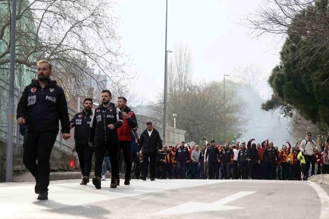 Galatasaray taraftarları, Trendyol Süper Lig'deki Beşiktaş derbisi için Tüpraş Stadyumu'na
