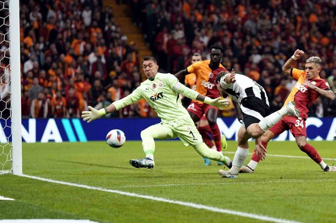Galatasaray'ın kalecisi Fernando Muslera, 29 derbide Beşiktaş'a karşı oynayarak takımın
