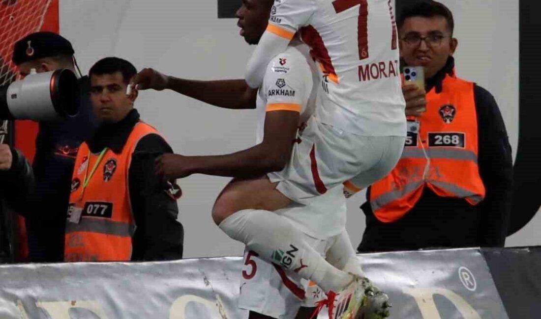 Galatasaray, Alanyaspor’u yenerek Trendyol Süper Lig’deki yenilmezlik serisini 27 maça yükseltti. Galatasaray, 27. haftada Corendon Alanyaspor'u 2-1 yenerek Süper Lig'deki yenilmezlik