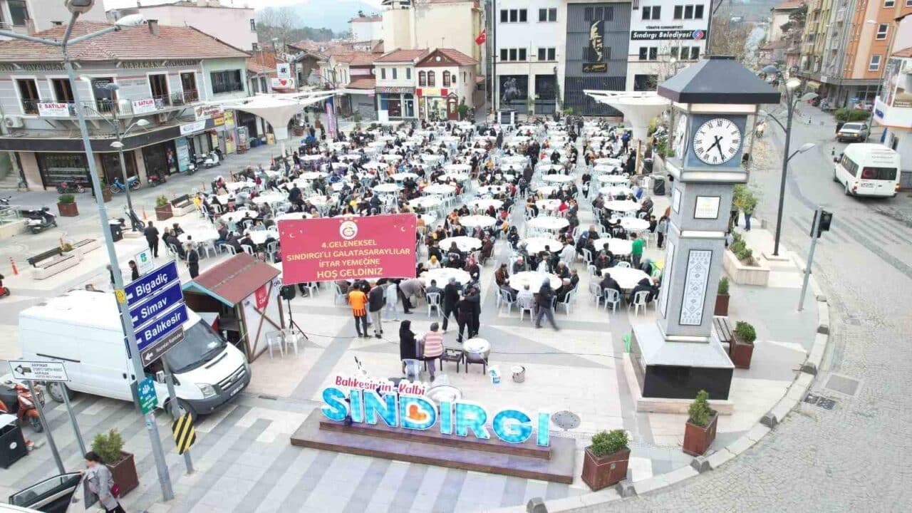 Sındırgı'da Galatasaray taraftarları, 4. geleneksel iftarını gerçekleştirdi. Yaklaşık 1500 kişinin