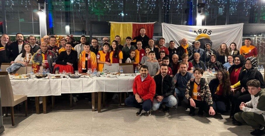 Galatasaray Taraftarları, Tivşanlı’da Ramazan İftarında Bir Araya Geldi Kütahya'nın Tavşanlı ilçesindeki Galatasaray Taraftar Derneği, Ramazan ayında düzenlediği geleneksel