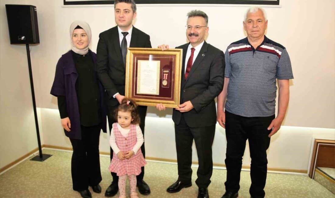 Eskişehir’de Gazi Polis Memuru Hasan Alpak’a Devlet Övünç Madalyası ve Beratı Takdim Edildi Eskişehir'de, Vali Hüseyin Aksoy, devlete yaptığı hizmet nedeniyle gazi polis