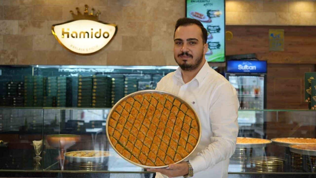 Ramazan Bayramı yaklaşırken Gaziantep'teki baklava ustaları, talebi karşılamak için üretimlerini