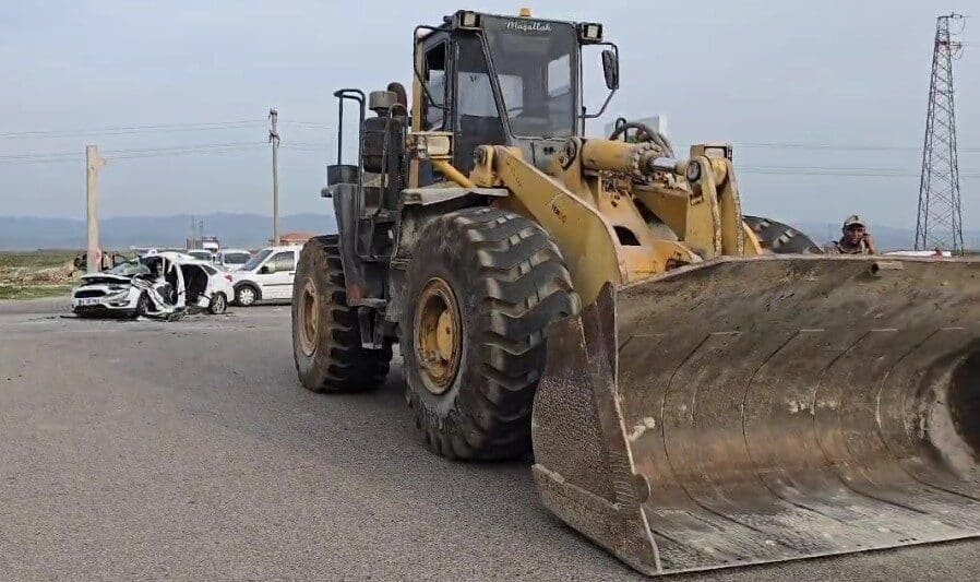 Gaziantep’teki trafik kazasında iş makinesi ve otomobil çarpıştı: 1 ölü, 4 yaralı! Gaziantep'in İslahiye ilçesinde otomobil ve iş makinesinin çarpışması sonucu Bünyamin