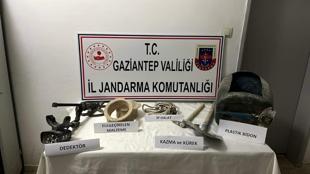 Gaziantep'te tarihi eser kaçakçılığını önlemek amacıyla yapılan operasyonda, A.K. ve
