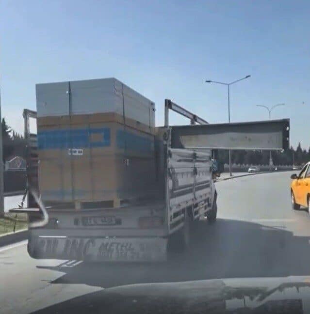 Gaziantep’te Kasa Kapağı Açık Seyreden Kamyonet, Yüküyle Tehlike Yarattı Gaziantep'in Şehitkamil ilçesinde, 27 L 4454 plakalı kamyonetin kasa kapağının