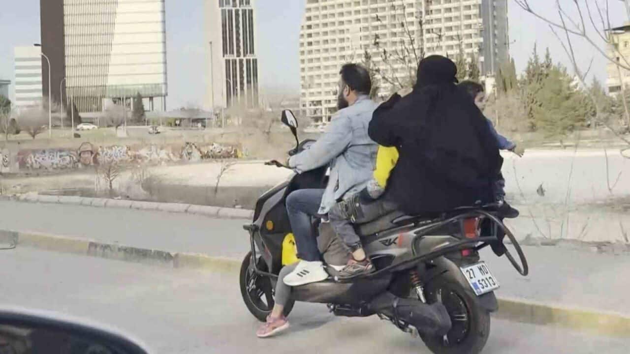 Gaziantep'te 2 kişilik motosiklette 5 kişilik ailenin yolculuk yapması hem