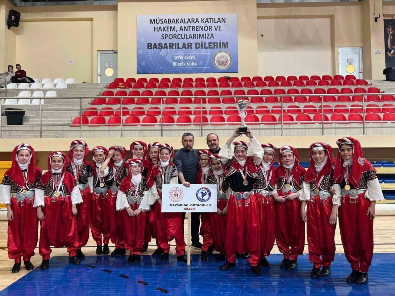 Bilecik'te yapılan Geleneksel Halk Oyunları İl Yarışması'nda Gazimihal Ortaokulu Halk