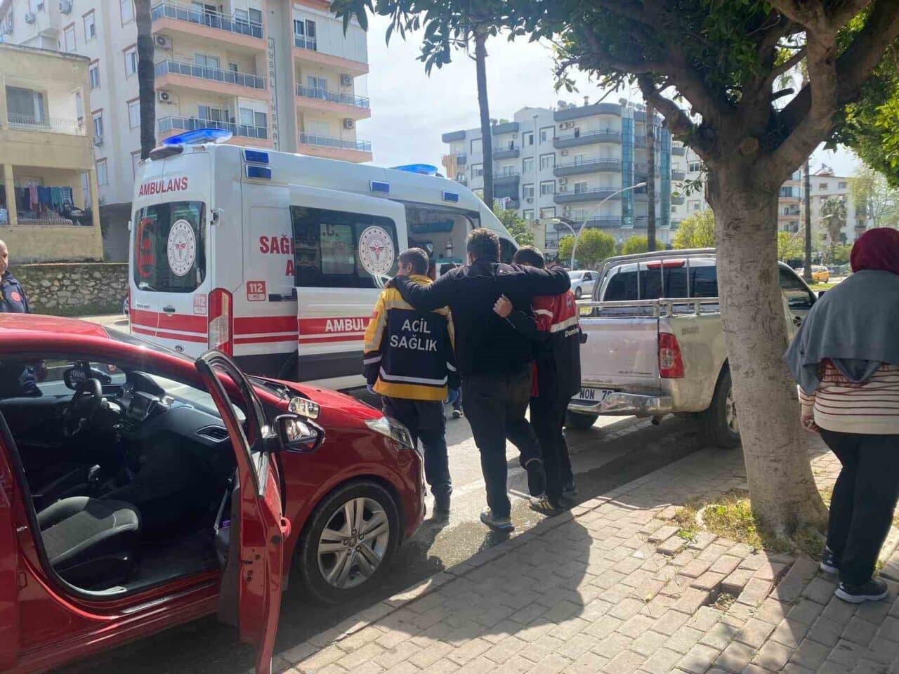 Antalya'nın Gazipaşa ilçesinde, motokurye Batuhan A. kontrolü kaybettiği motosikletinin devrilmesi