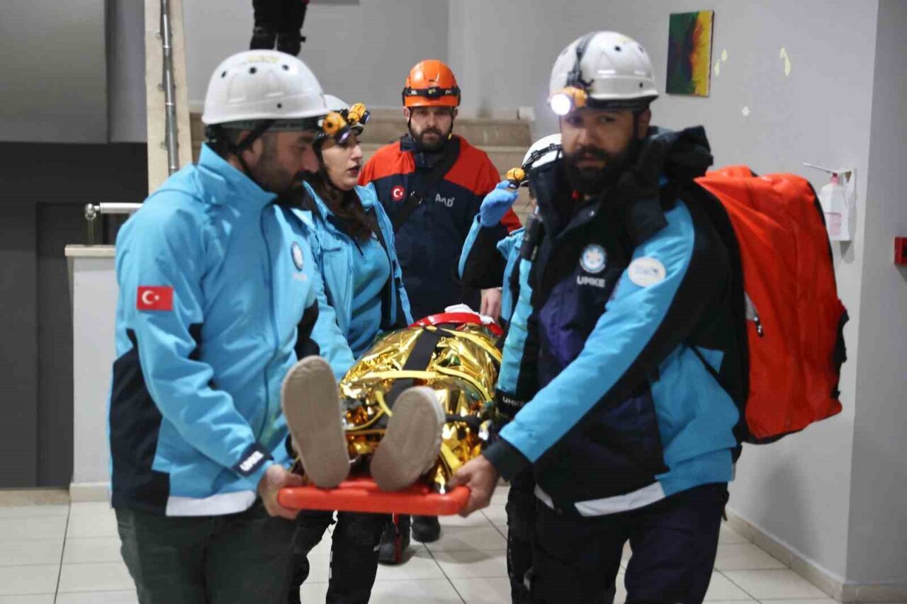 Düzce'deki Atatürk Anadolu Lisesi pansiyonunda düzenlenen tatbikatta, öğrenciler deprem ve