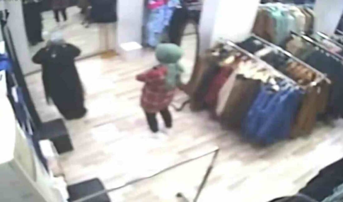 Karabük’teki giyim mağazasında hırsızlık anları güvenlik kameralarına yansıdı Karabük'teki bir giyim mağazasında, 26 Şubat ve 5 Mart tarihlerinde